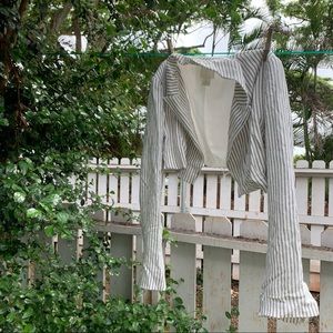 H&M white and black striped and cropped blazer 🤍